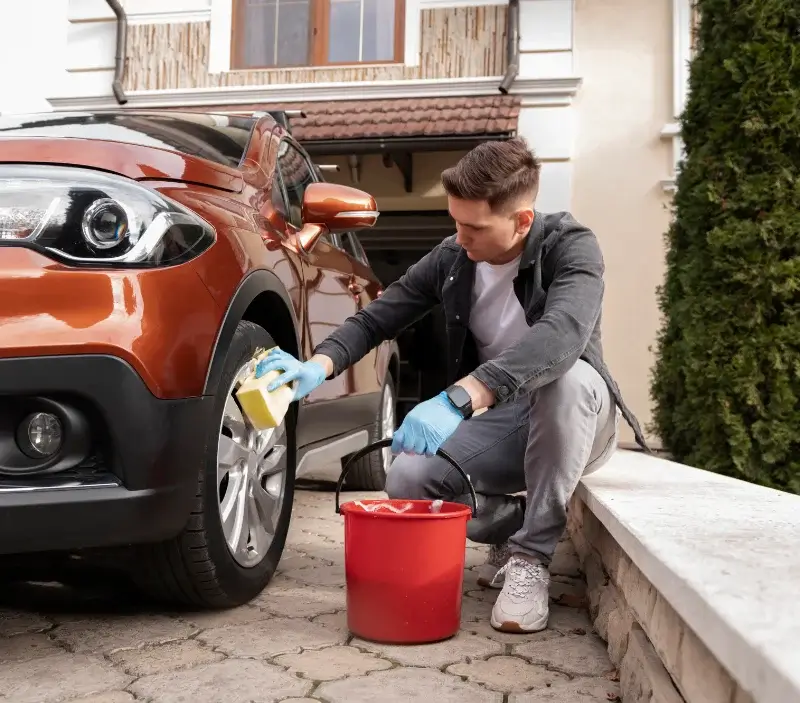 Lavage auto à domicile Manas : professionnel intervenant sur un véhicule